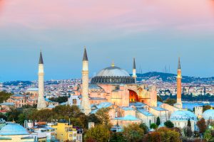 Auch die Hagia Sophia, einst byzantinische Kirche, dann Moschee, dann Museum, zeugt von der bewegten Geschichte Istanbuls und damit der Türkei. Foto: fotolia ©luciano mortula #133585211