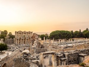 Die Grabungsstätte Efes zeigt das frühere Ephesos und bietet nicht nur Geschichtsfans die Möglichkeit, in die Welt der Antike abzutauschen. Foto: fotolia ©Sevendeman #124694573