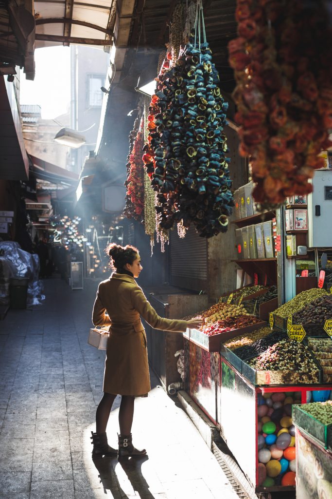 Der große Bazaar in Istanbul lockt mit fremden Gerüchen und Gewürzen – das perfekte Eintauchen in die arabisch-orientalische Welt der Türkei. Foto: fotolia ©olegbreslavtsev #131348004