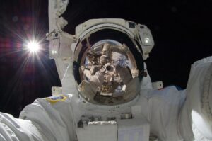 Astronaut im All