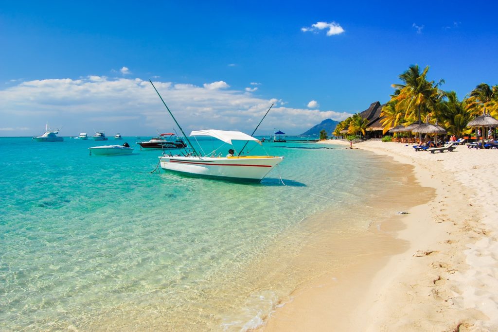Boot am Strand von Mauritius