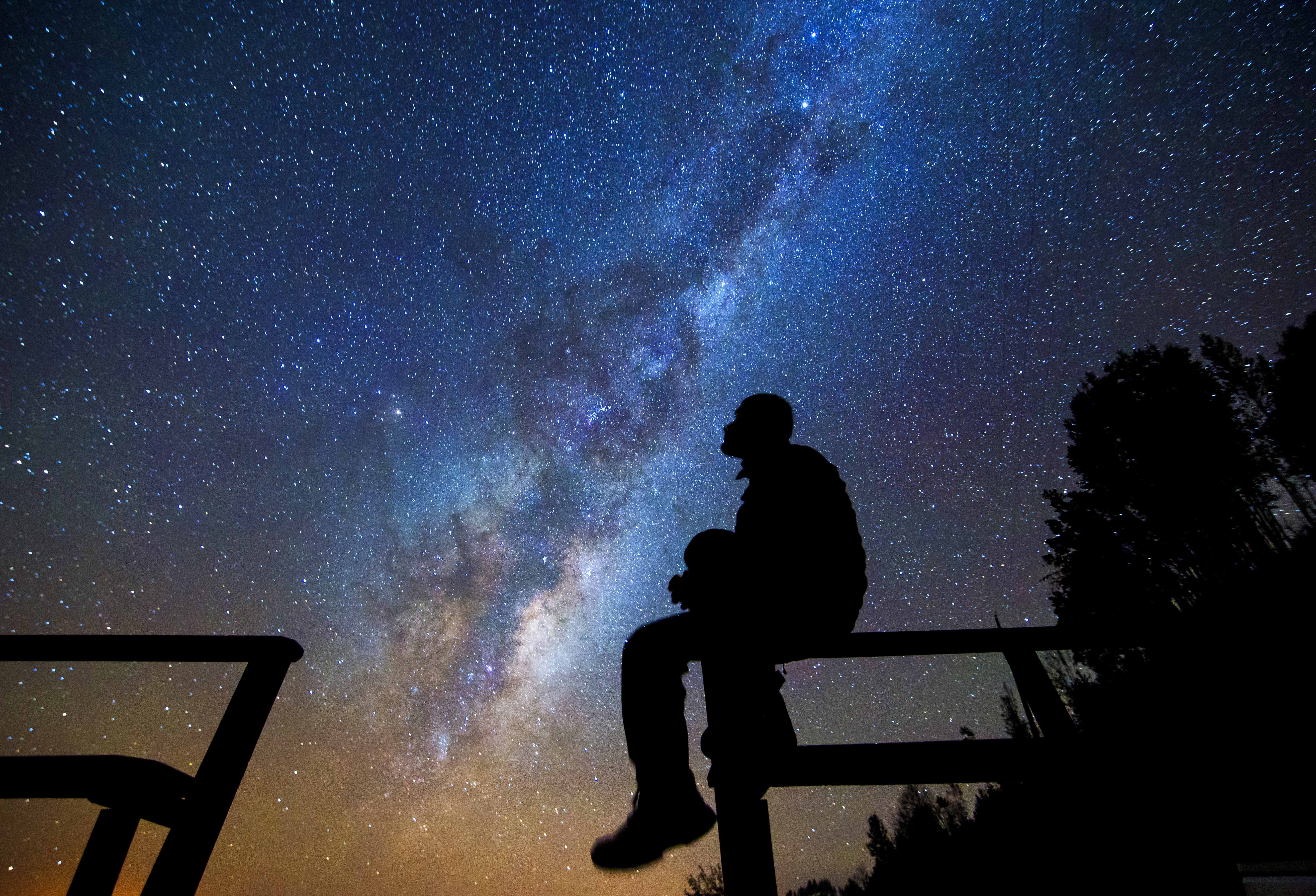 Starman waiting in the sky. Человек под звездным небом. Человек и ночное небо. Звездное небо и человек. Человек под звездами.