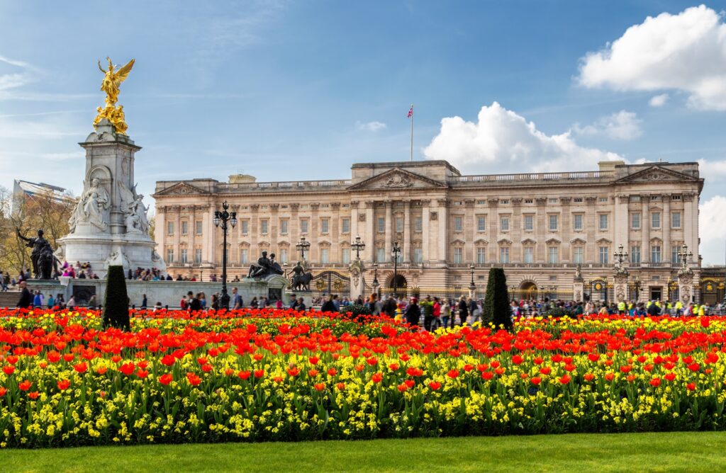 Buckingham Palace in London. Ist die Queen zuhause, weht neben dem Union Jack auch die Royal Standard Flag.