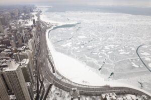 Chicago im Winter vor zugefrorenem Lake Michigan