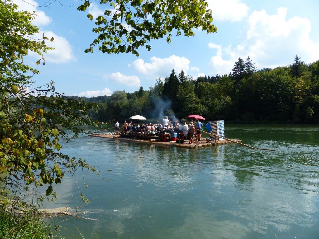 Floßparty auf der Isar.