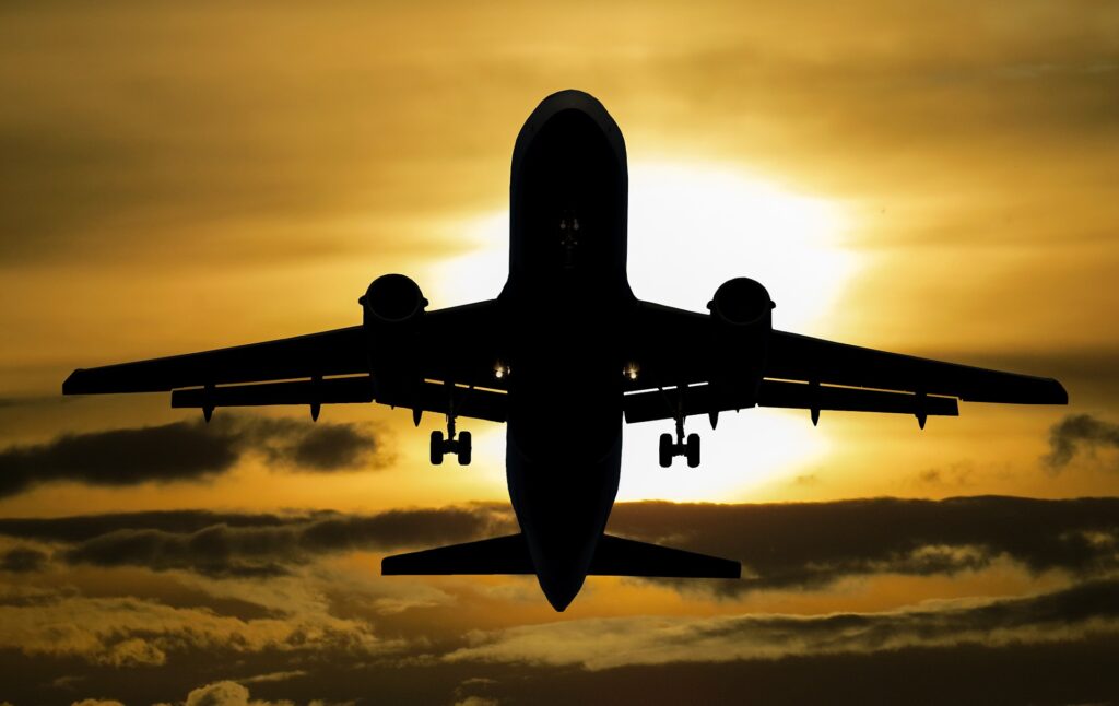 Flugzeug vor dem Sonnenuntergang