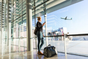 Frau am Flughafen