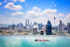 Infinity-Pool über den Dächern Kuala Lumpurs.