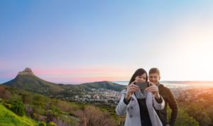 Pärchen macht ein Selfie in Kapstadt