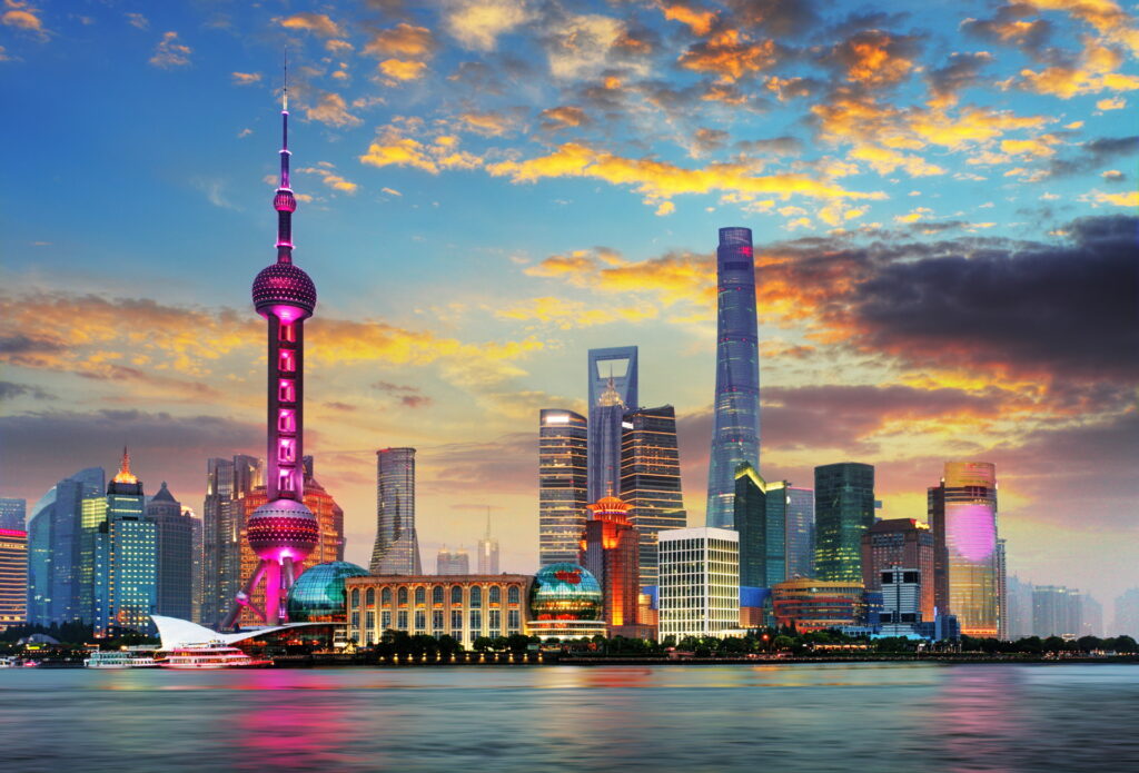Skyline von Shanghai in der Dämmerung