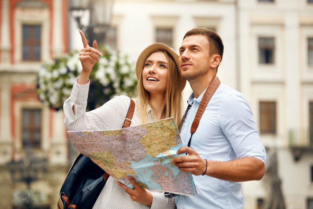 Touristen mit Stadtplan