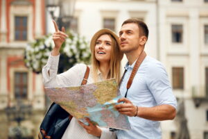Touristen mit Stadtplan